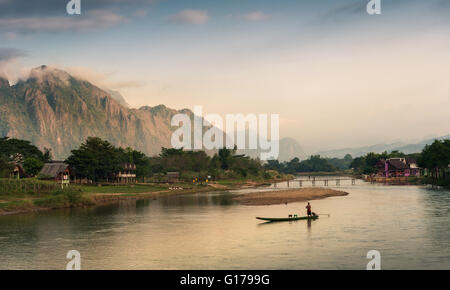 Landschaft des Nam Song River im Morgen, Vang Vieng, Laos Stockfoto