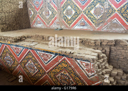 Bunte Wandgemälde in der alten Huaca De La Luna in Trujillo, Peru Stockfoto