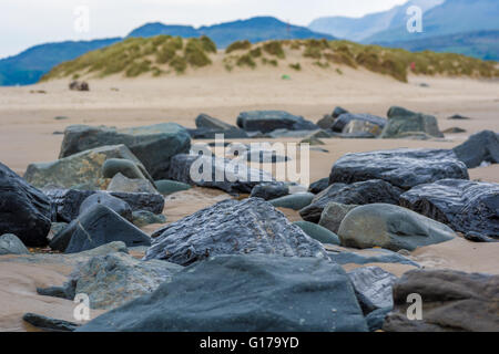 Felsen am einsamen Strand Stockfoto