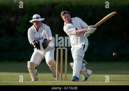 Marnhull CC 1. XI V Poole Stadt 2. XI. Marnhull CC-Spieler in Aktion Wimper. Stockfoto