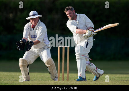 Marnhull CC 1. XI V Poole Stadt 2. XI. Marnhull CC-Spieler in Aktion Wimper. Stockfoto