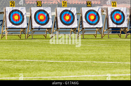 Fünf Zielen auf Ringe für Bogen schießen. Stockfoto