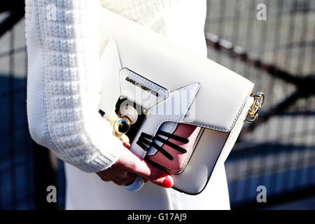 Karl Lagerfeld Tasche - Street Style, Paris Fashion Week RTW 2016-2017 Stockfoto