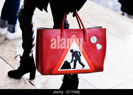 Road Sign Bag - Street Style, Paris Fashion Week RTW 2016-2017 Stockfoto