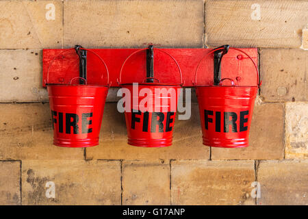 Feuer Eimer auf die Wand an Pickering Station Stockfoto