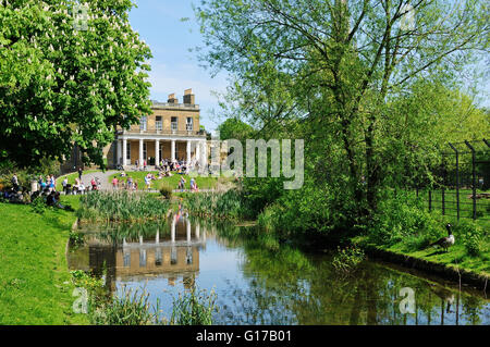 Clissold House in Clissold Park, Stoke Newington, London N16, mit Reflexion im Fluss Stockfoto