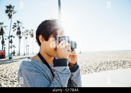 Junger Mann, im Freien, mit Digitalkamera Stockfoto