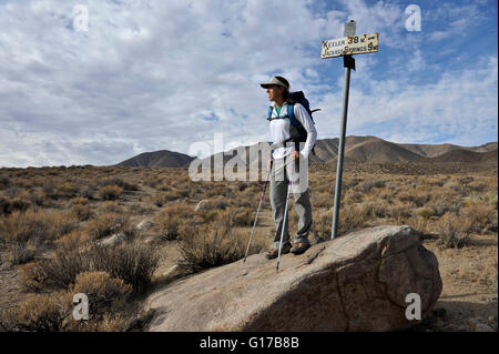 Wanderer erkunden die Wüste, Cottonwood Canyon, Death Valley Nationalpark, Kalifornien Stockfoto