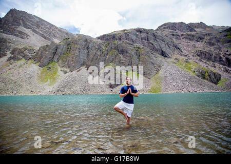 Menschen praktizieren Yoga, Cathedral Lake, Aspen, Colorado Stockfoto