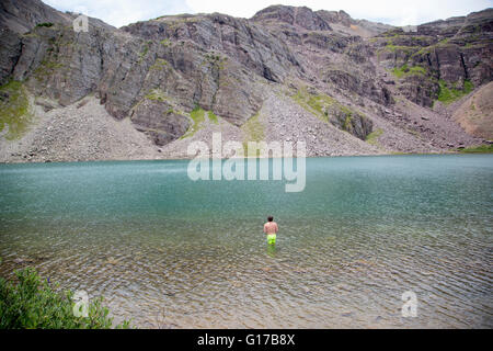 Mann im Wasser, Cathedral Lake, Aspen, Colorado Stockfoto