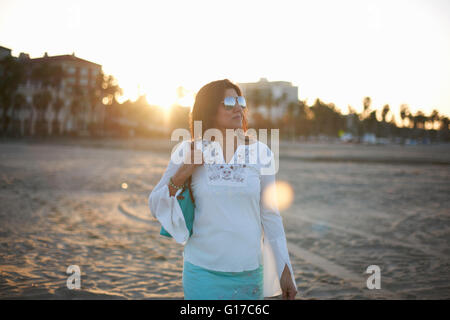 Frau am Strand von Santa Monica ein Spaziergang bei Sonnenuntergang, Cresent City, Kalifornien, USA Stockfoto