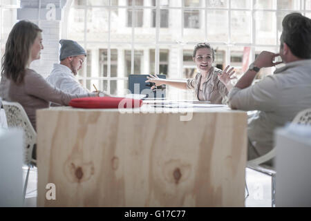 Unternehmer und Unternehmerinnen brainstorming im Loftbüro Stockfoto