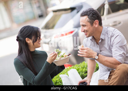 Zu zweit am Straßencafé genießen Mittagessen Stockfoto