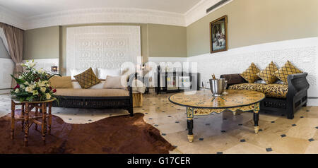 Luxus Suite mit Schlafzimmer und Couch im marokkanischen Stil Stockfoto