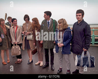 Eine Gruppe von jungen elegant gekleidet teenage Mods in Brighton Stockfoto