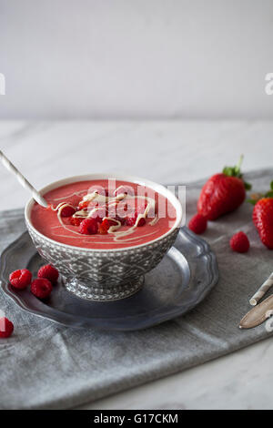 Erfrischende Erdbeer und Himbeer-Smoothie, garniert mit frischen Beeren und Cashew Butter in eine Schüssel geben Stockfoto