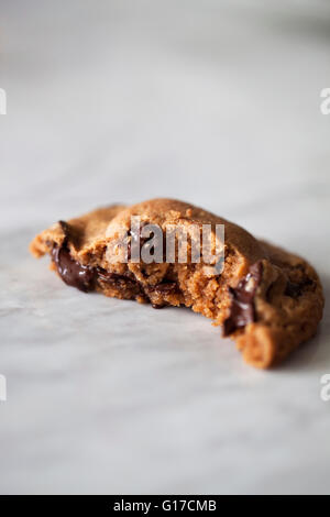 Halb gegessen Erdnussbutter und Schokolade Cookie auf einem weißen Marmor Tisch Stockfoto