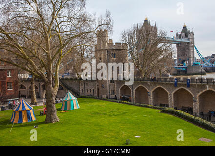 Ein Blick auf die Tower Bridge aus dem Tower of London. Stockfoto