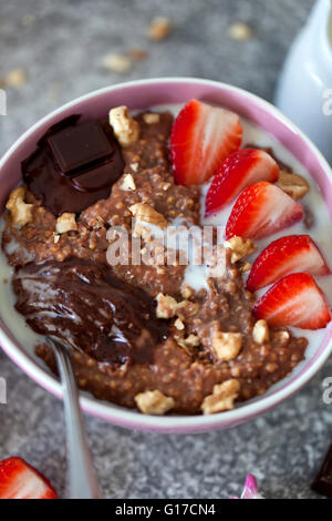 Schokolade Hirsebrei mit Erdbeeren und dunkler Schokolade Stockfoto