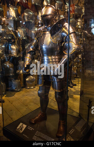 LONDON, UK - 10. April 2016: Ein Anzug Rüstung Zugehörigkeit zu König Henry VIII auf dem Display in den Royal Armouries am Turm Lo Stockfoto