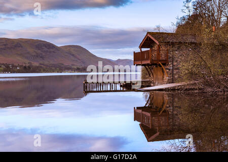 Bootshaus am Ullswater Pooley Bridge in der Dämmerung Stockfoto