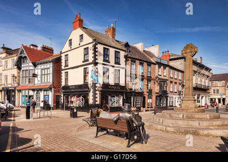 Knaresborough Marktplatz mit der Statue des blinden Jack Metcalf und der Market Cross, Yorkshire Dales, North Yorkshire, Engla Stockfoto