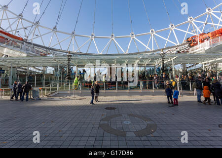 Menschenmenge vor dem Haupttor des London Eye (Millennium Wheel) in London, Großbritannien Stockfoto