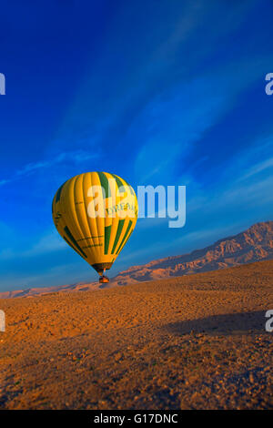 Heißluft-Ballon über Luxor (Landung Versuch) Stockfoto