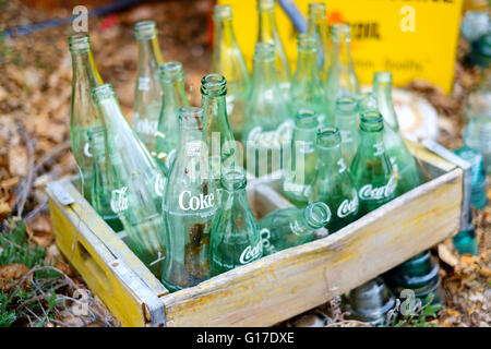 Leere Retro-Vintage-Stil Koks Coca-cola Glasflaschen in Kiste Stockfoto