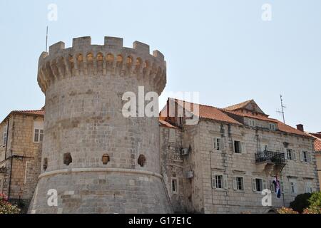 Einer der Türme in der alten Stadtmauer von Korcula in Kroatien Stockfoto