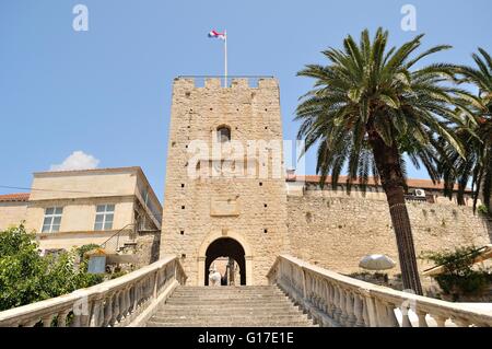 Turm mit Eingangstreppe in die Altstadt. Korcula, Kroatien Stockfoto