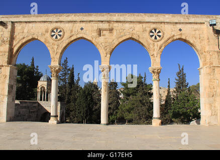 Gewölbte Kolonnade entlang des Platzes auf dem Tempelberg in Jerusalem, Israel. Stockfoto