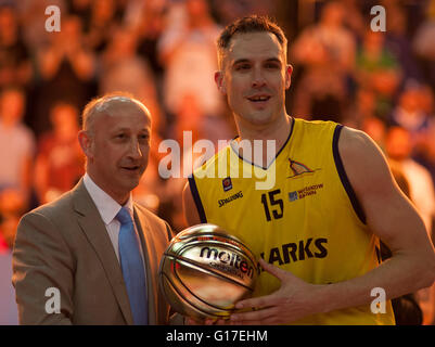 Die O2-Arena, London UK. 8. Mai 2016. Geschmolzene British Basketball League Play-Off Finale, Mike Tuck, Sheffield Haifische, Gewinner Stockfoto