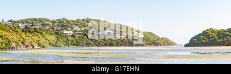 Panorama von Sedgefield und Swartvlei (Schwarzer See) mit seiner Mündung in den Rücken. Luxuriöse Unterkunft ist sichtbar auf den Hügeln Stockfoto