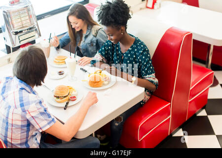 Freunde am Tisch im Diner Essen Stockfoto