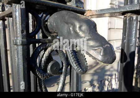 Schlange den Kopf Snuffer außerhalb eines Gebäudes in Melville Street, Edinburgh Stockfoto