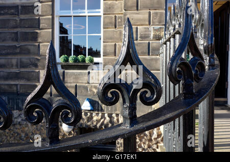 Dekorative Eisengitter außerhalb eines Gebäudes in Melville Street, Edinburgh Stockfoto