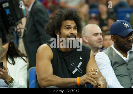 Die O2-Arena, London UK. 8. Mai 2016. Profi-Boxer und ehemalige Weltmeister David Haye Uhren die geschmolzenen BBL Finals. Stockfoto