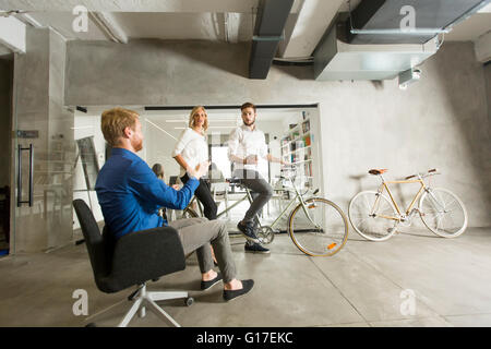 Blick auf die Menschen im modernen Büro Stockfoto