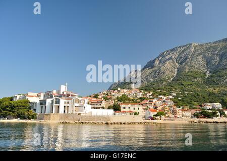 Dorf von Igrane mit Turm, Adria und hohen Berg Biokovo im Hintergrund. Makarska Riviera, Kroatien Stockfoto