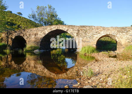 Alte Brücke in Torrejon El Rubio in Caceres, Spanien Stockfoto