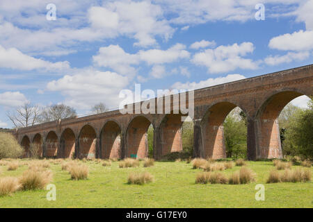 Hockley stillgelegten Eisenbahnviadukt über einem Tal in der Nähe von Winchester in Hampshire. Jetzt Teil von National Cycle route 23. Überspannt den Fluss Itchen Stockfoto