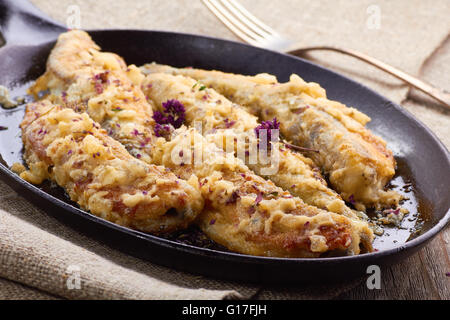 Gebratener Fisch in Sahne souce Stockfoto