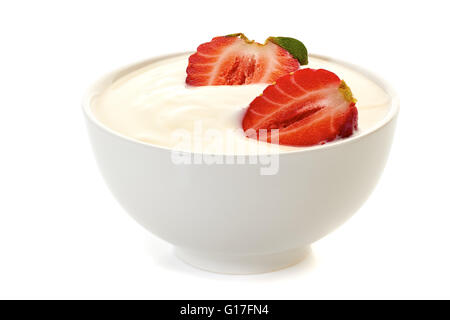 Joghurt mit Erdbeeren in Schüssel auf weiß Stockfoto