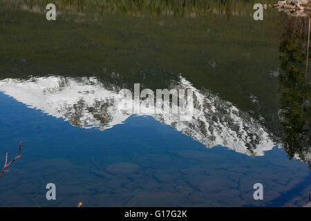 Ideale Kulisse oder Hintergrund, kanadische Schönheit in Alberta Kanada, schöne Reflexion in den klaren Seen Wasser. Kanadische Schönheit Stockfoto