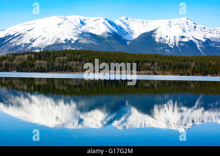 Ideale Kulisse oder Hintergrund, kanadische Schönheit in Alberta Kanada, schöne Reflexion in den klaren Seen Wasser. Kanadische Schönheit Stockfoto