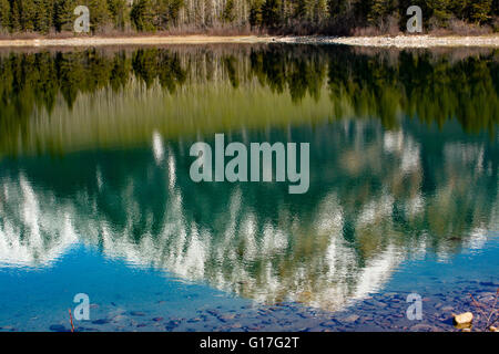 Ideale Kulisse oder Hintergrund, kanadische Schönheit in Alberta Kanada, schöne Reflexion in den klaren Seen Wasser. Kanadische Schönheit Stockfoto