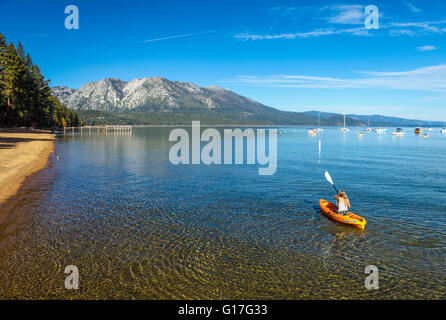 Kajakfahrer in Lake Tahoe in der Nähe von Camp Richardson Stockfoto