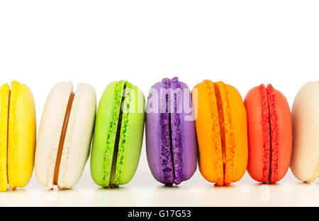 Bunte Macarons isoliert auf weißem Hintergrund Stockfoto