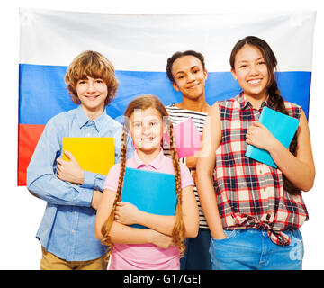 Vier glückliche Schüler gegen russische Flagge Stockfoto
